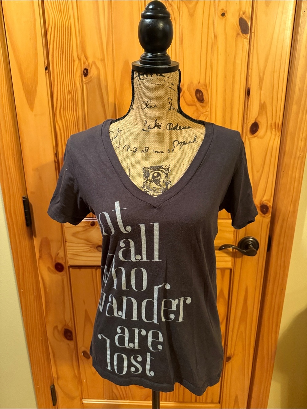 DOE Women's Charcoal V-Neck Graphic Tee - 'Not All Who Wander Are Lost' Sz Large